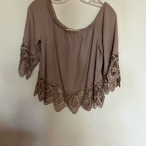 Tops - Montrez tan lacy top